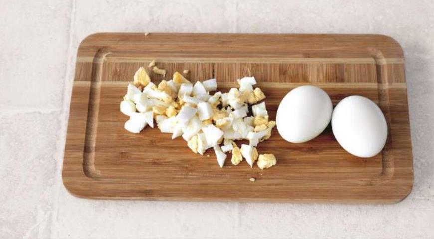 Фото приготовления рецепта: Яичный салат, шаг №2