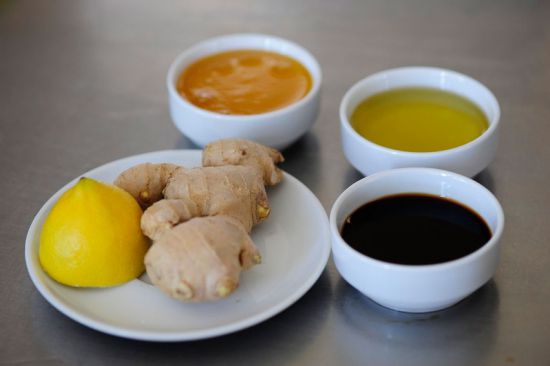 Имбирь, лимон, мед, соевый соус и растительное масло