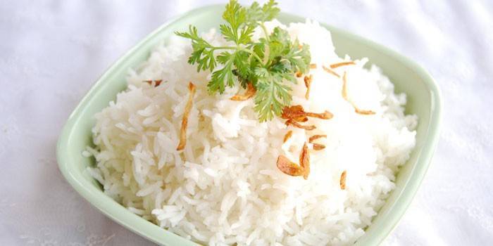 Вареный рис басмати в тарелке