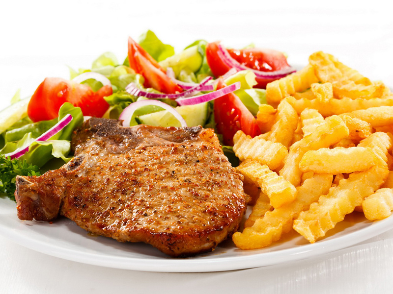 Картофель фри можно подать с мясом, рыбой или салатом