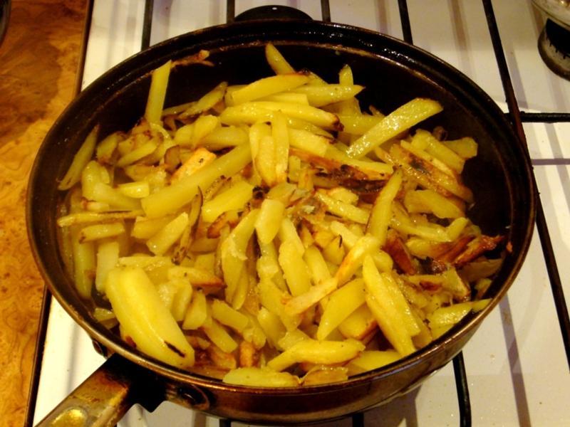 Картошка фри на сковородке