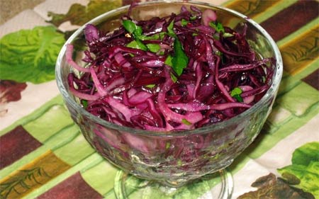 Салат с топинамбуром и синей капустой