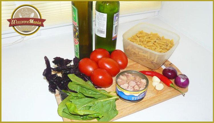 Ингредиенты для приготовления: паста, консервированный тунец, помидоры, шпинат, лук, чеснок, вино