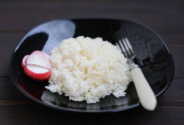 рассыпчатый рис на черной тарелке