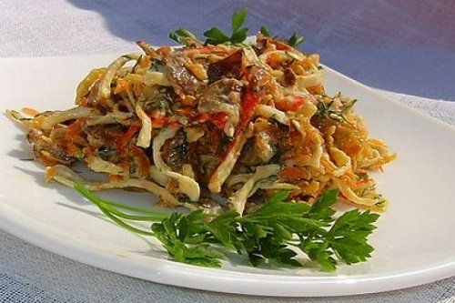 Вкусный салат с крабами и грибами