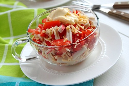 Крабовый салат с добавлением помидор 
