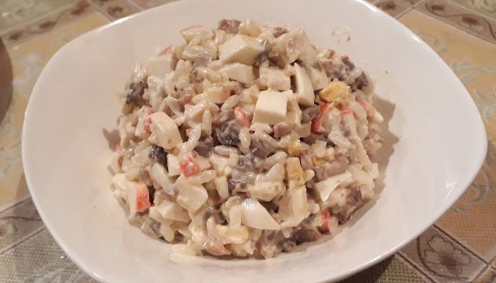Крабовый салат с кукурузой и рисом