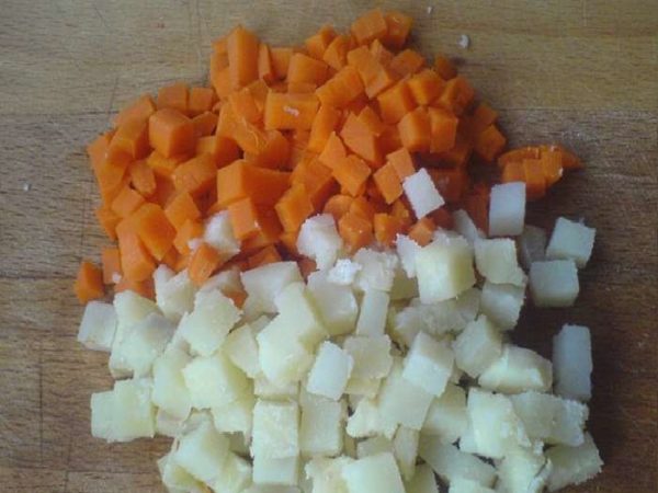 нарезанные морковь и картофель