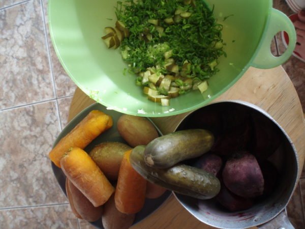 овощи и зелень в миске