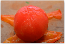 Очищаем помидор от кожицы