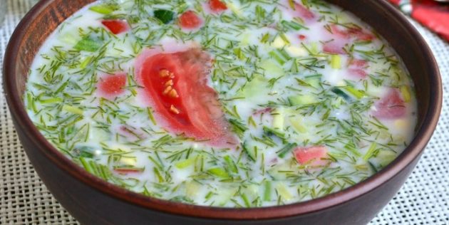 Рецепты окрошки: окрошка с кальмарами и помидорами