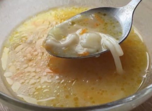 Сырный суп с вермишелью и сосисками