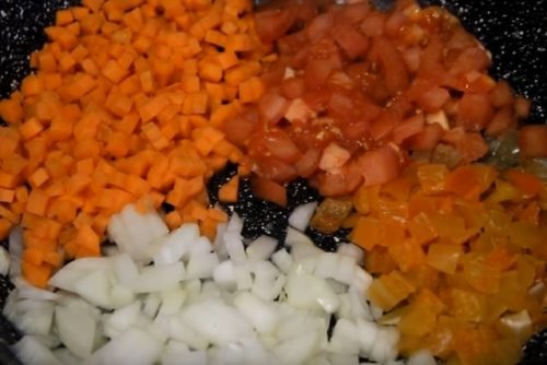 Зимний сырный суп с помидорами, рисом и курицей