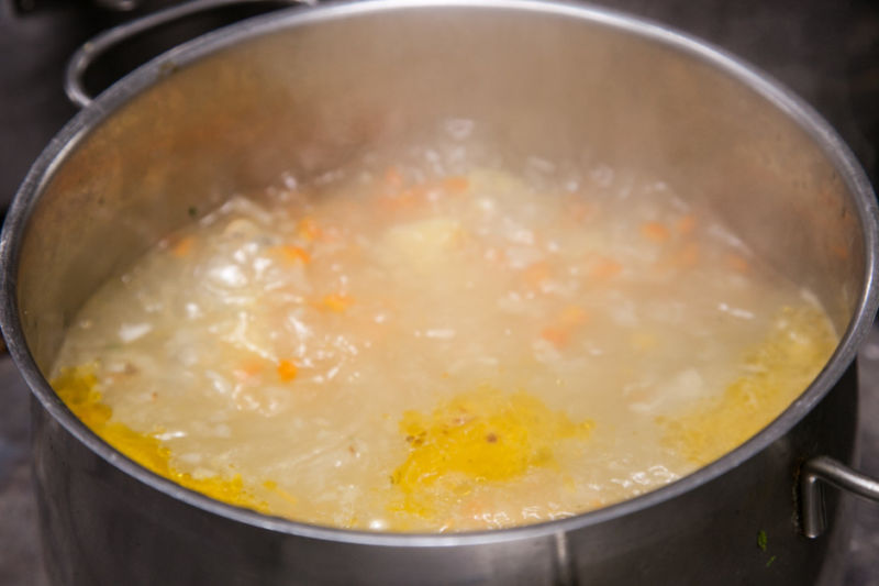 Щавелевый суп — 7 классических рецептов супа с яйцом этап 24