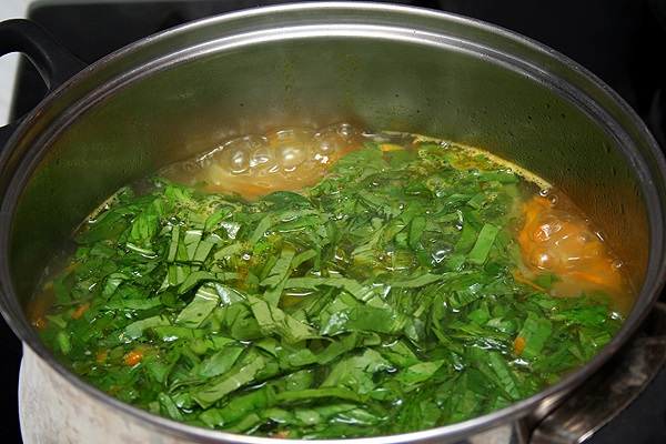Щавелевый суп — 7 классических рецептов супа с яйцом этап 44