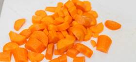 Морковку почистить, вымыть и нарезать на крупные брусочки