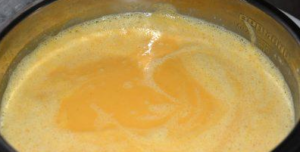 Тыквенный крем-суп со сливками, приготовленный в мультиварке