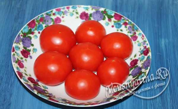 томаты помыть, вырезать плодоножки