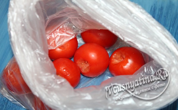 помидоры поместить в полиэтиленовый пакет 