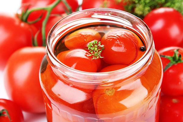 процесс закрутки томатов в соку
