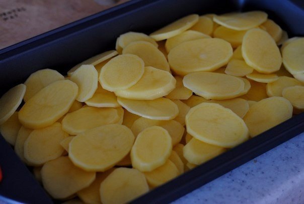 Ломтики картошки в форме для запекания