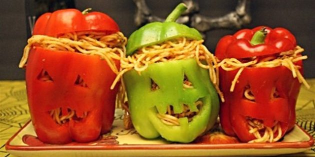 Блюда на Хэллоуин: Головы из перца, фаршированные спагетти с мясом