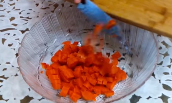 нарезали морковь