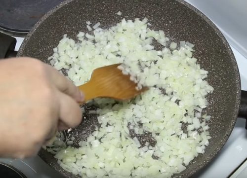 Простая домашняя солянка с колбасой