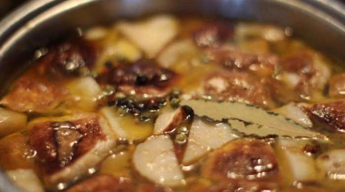 Грибной суп с замороженными грибами, мясом и картошкой
