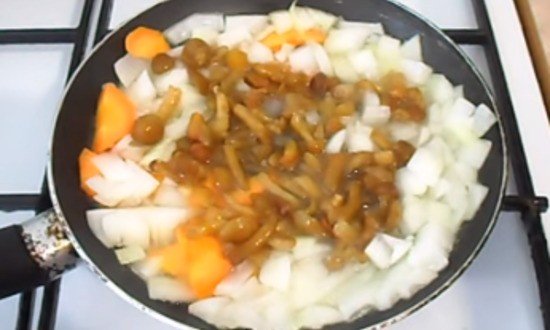 обжариваем грибы с луком и морковью