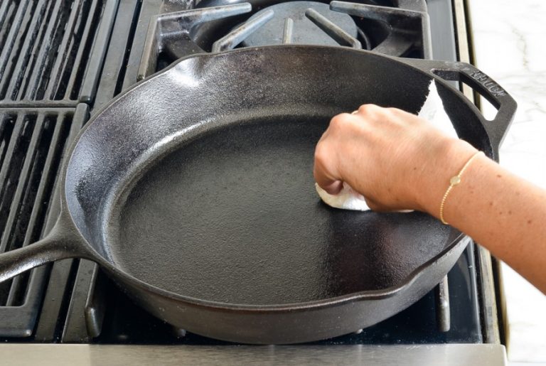 Как подготовить чугунную сковороду