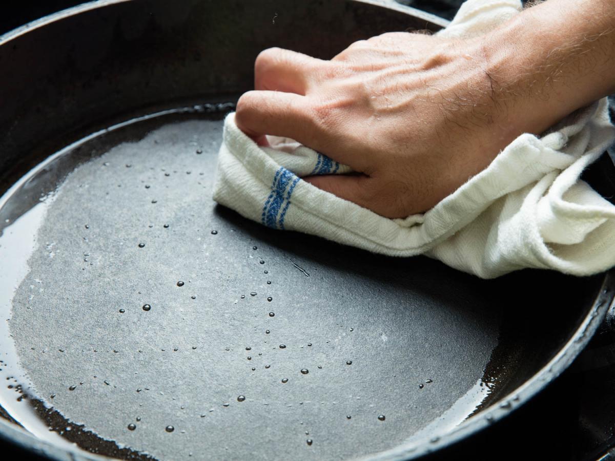 Как правильно мыть чугунную сковороду