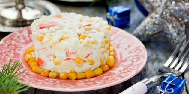 Рецепт салата с крабовыми палочками, рисом, кукурузой, яйцами и сыром
