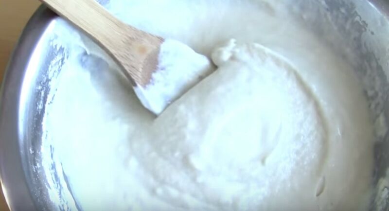 смешиваем в однородное тесто кефир, яйцо, соль, сахар и муку