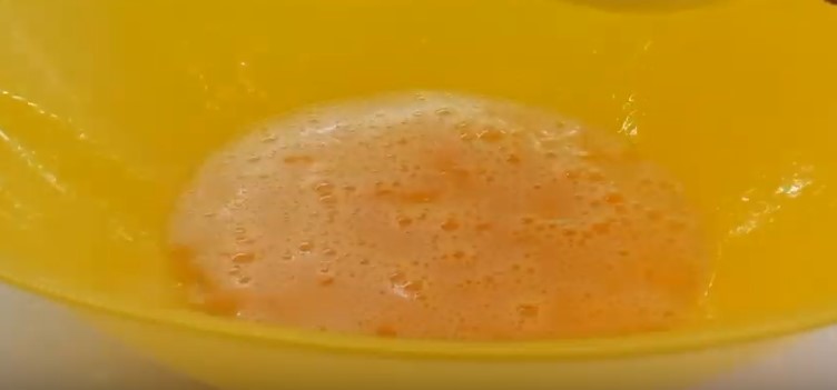 взбиваем яйца, соль и сахар до появления пены
