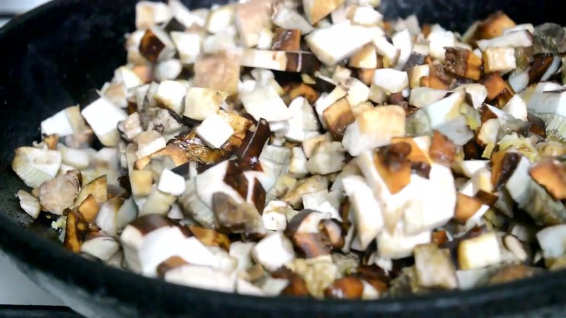 обжарьте грибы с луком