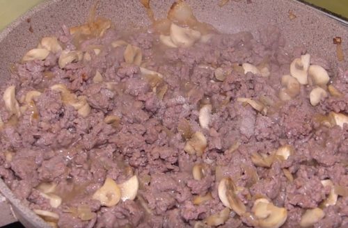 Рецепт ароматных блинов с мясом, грибами и пряными травами