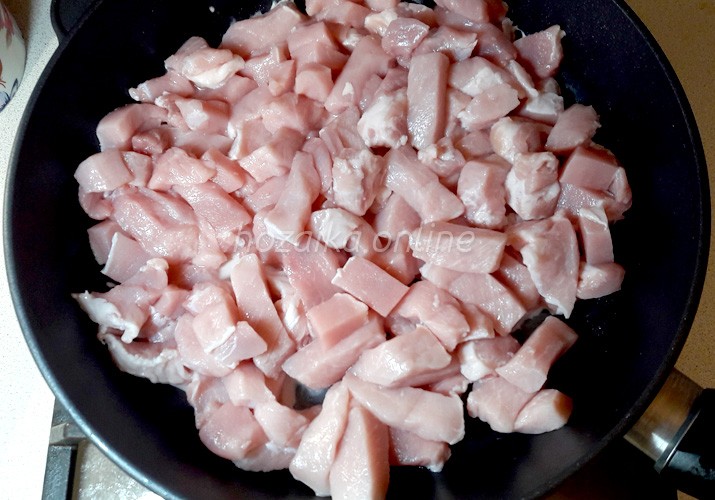 нарезанная свинина в сковородке