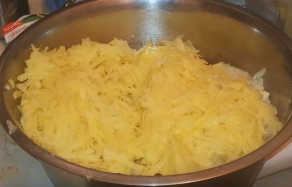 оладьи из печени курицы 7 добавляем картофель