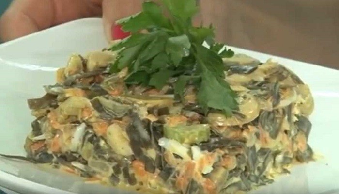салат из морской капусты с грибами