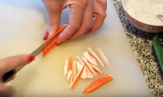 нарезать крабовые палочки