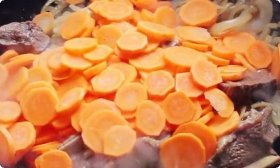 Смешиваем нарезанную кружочками морковь