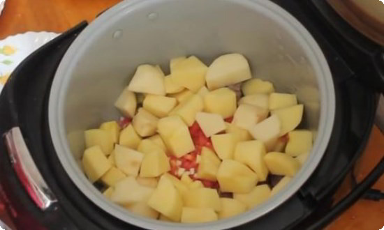 нарезаем картофель крупным кубиком