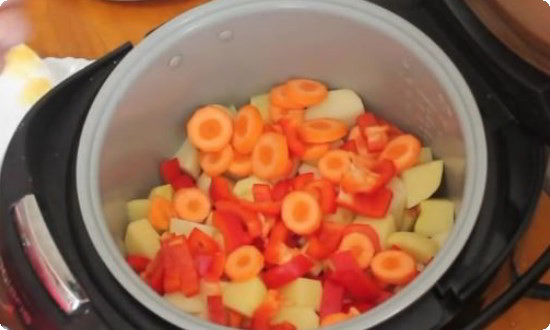 нарезаем морковь кружочками шириной 0,5 см, перец шашечками