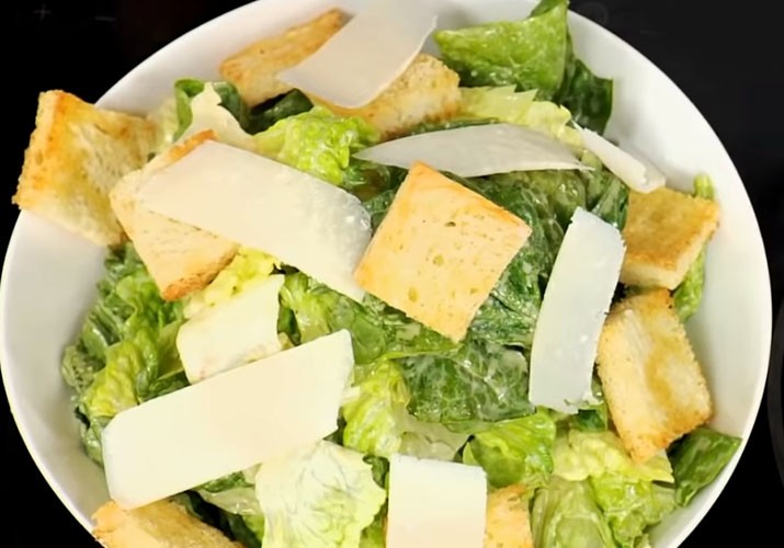 классический салат Цезарь