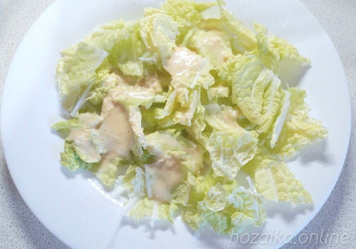 Листья салата с соусом