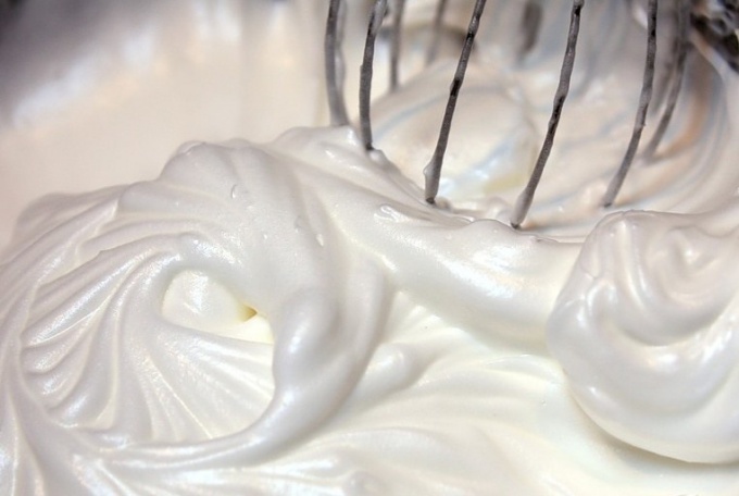 Как сделать белковый крем густым для торта, трубочек, чтобы держал форму, без миксера