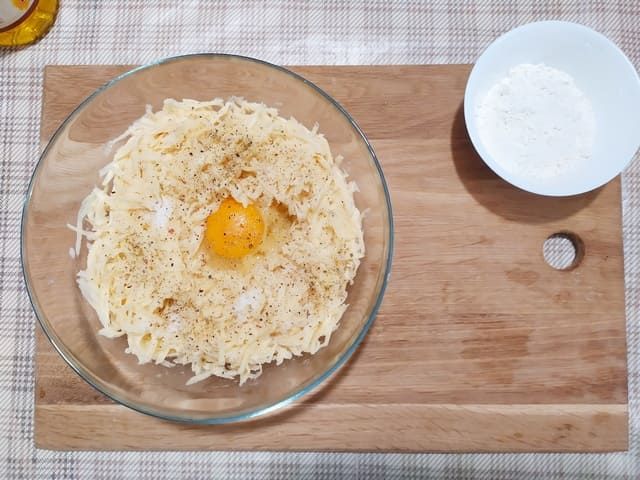 Добавляем яйцо в картофельную массу