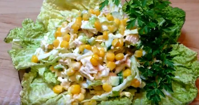 витаминный салат с пекникой, огурцом и кукурузой
