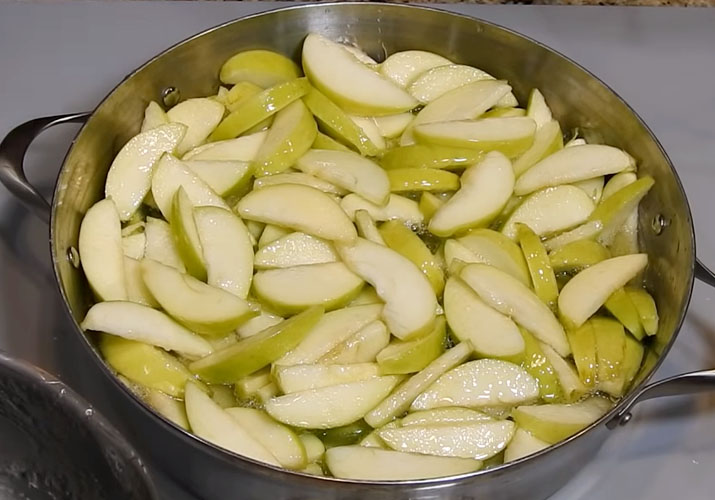 яблочные дольки в кастрюле в сиропе